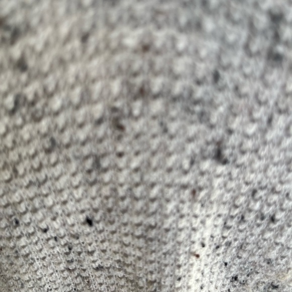 Gap Textured V-Neck Sweater in White and Black Size Medium - Picture 3 of 5